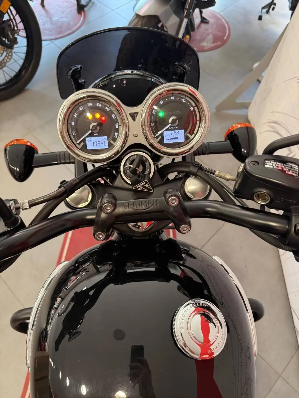 Triumph Bonneville T120 Black (2021 - 25) (14)