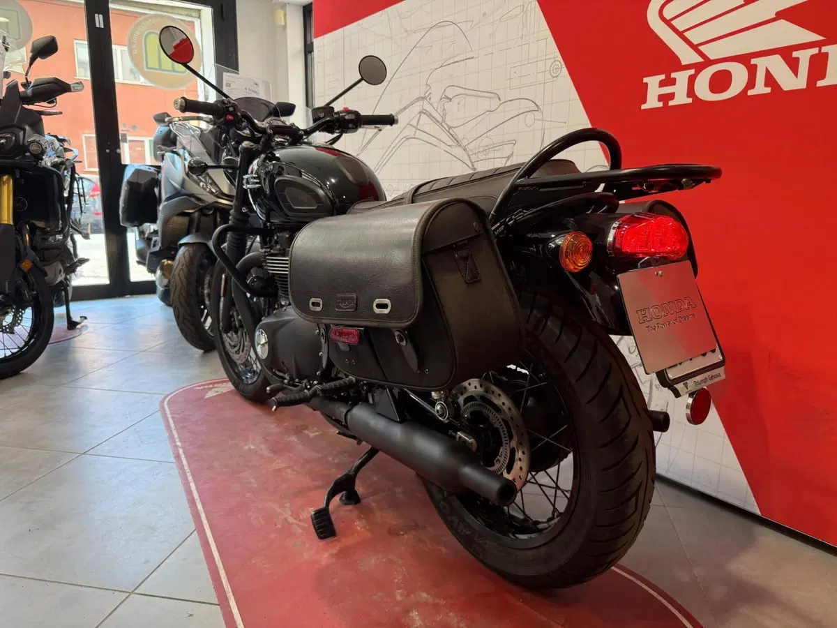 Triumph Bonneville T120 Black (2021 - 25) (5)