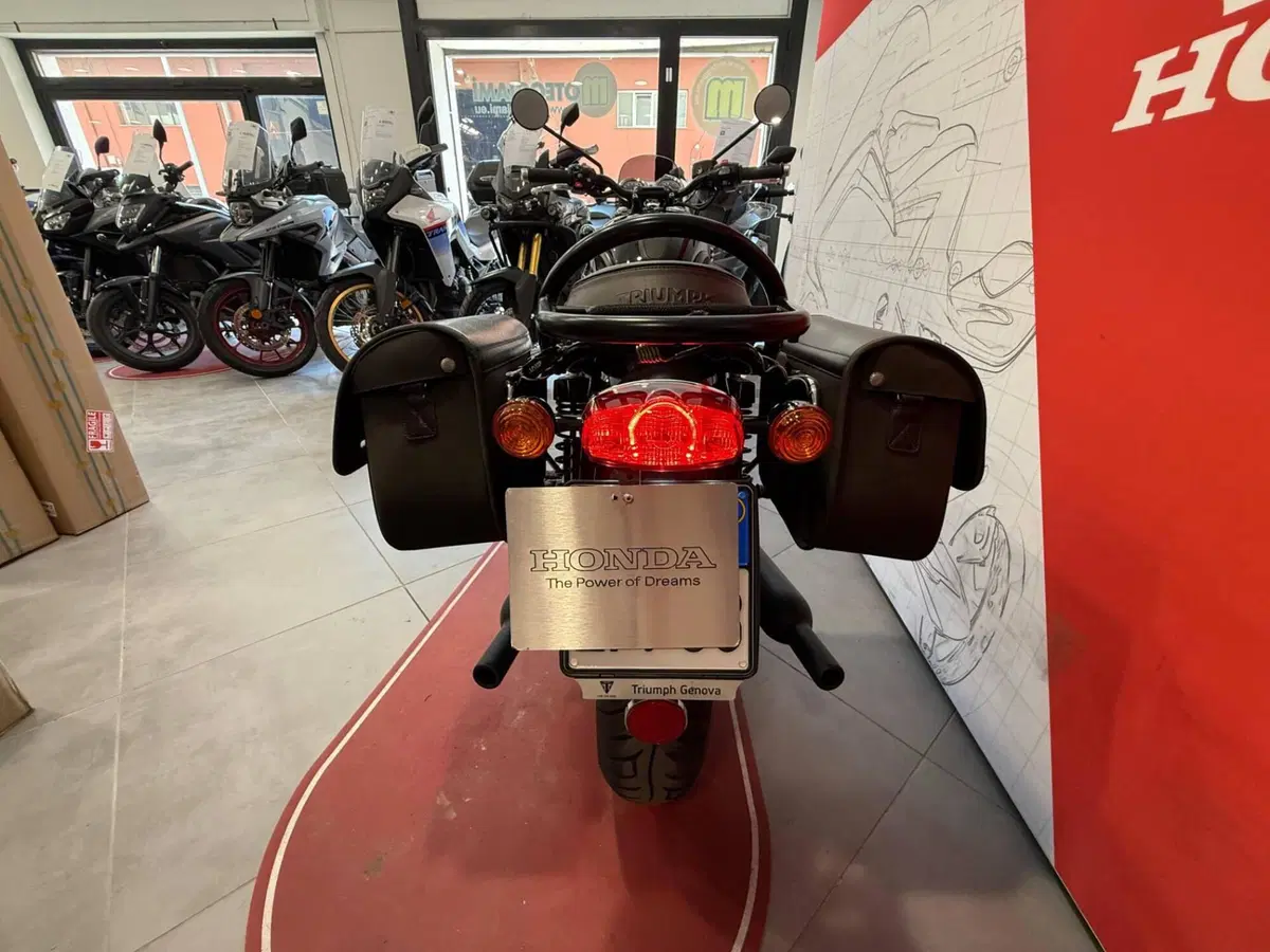 Triumph Bonneville T120 Black (2021 - 25) (6)