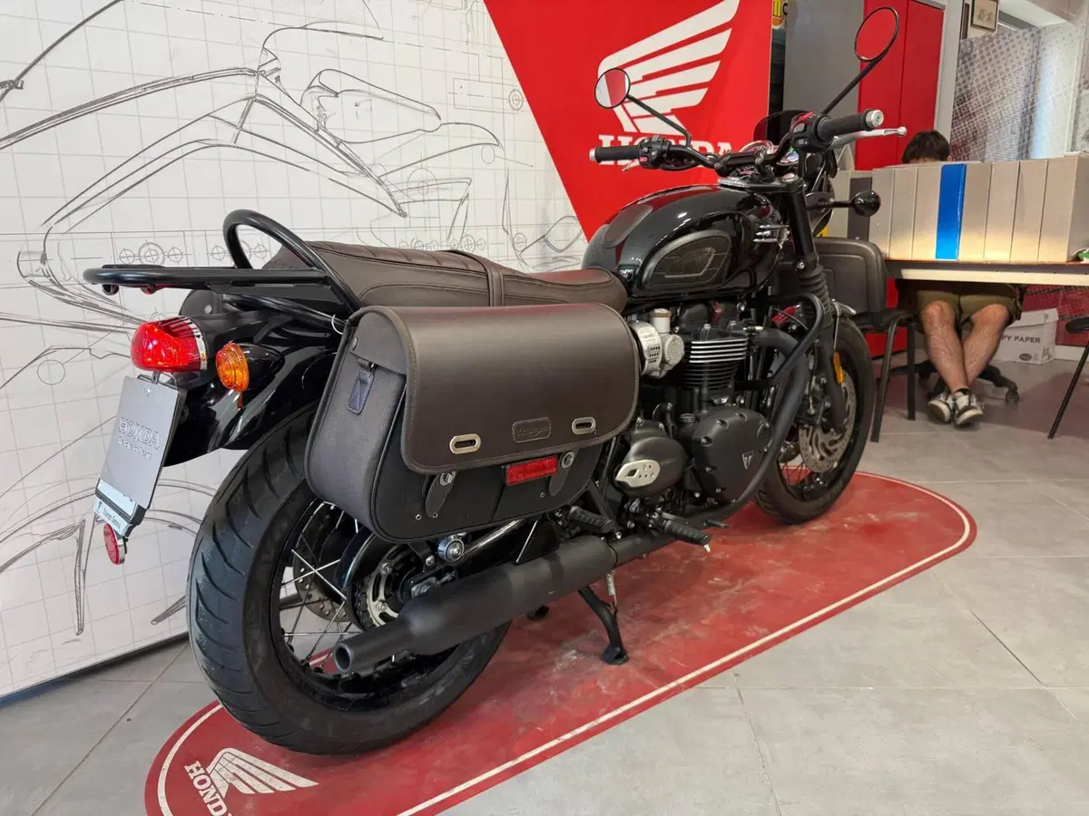 Triumph Bonneville T120 Black (2021 - 25) (7)
