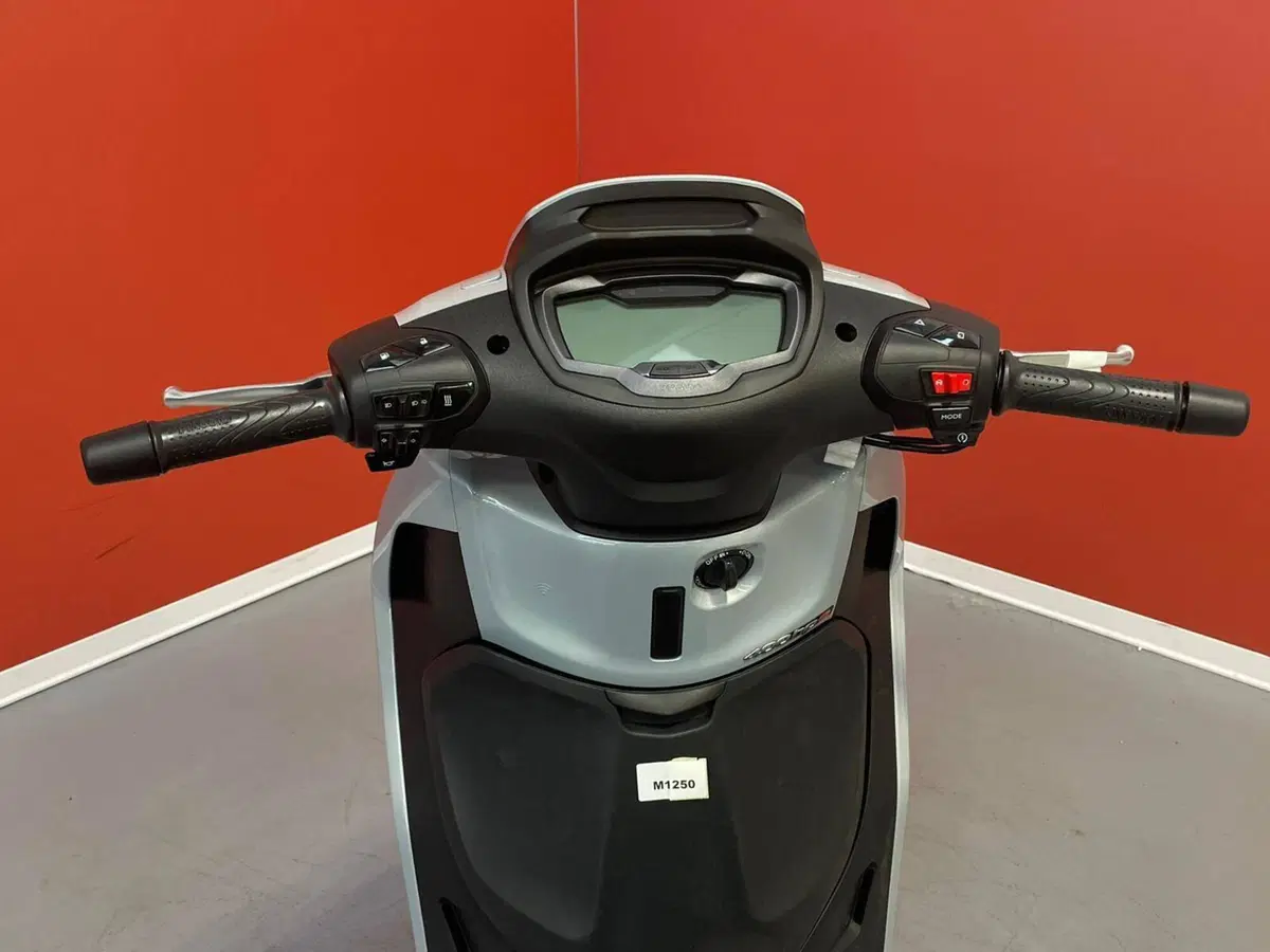 Piaggio Beverly 400 S (2025 - 26) (9)