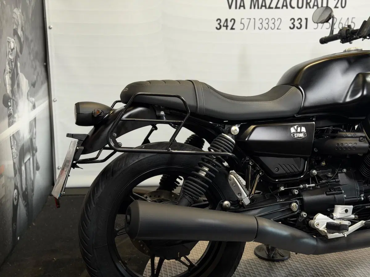 Moto Guzzi V7 Stone (2021 - 24) (3)