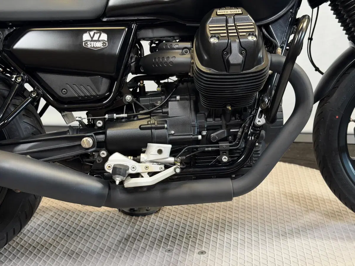 Moto Guzzi V7 Stone (2021 - 24) (4)
