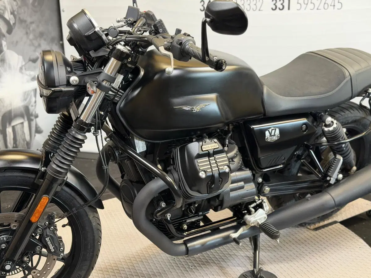 Moto Guzzi V7 Stone (2021 - 24) (6)