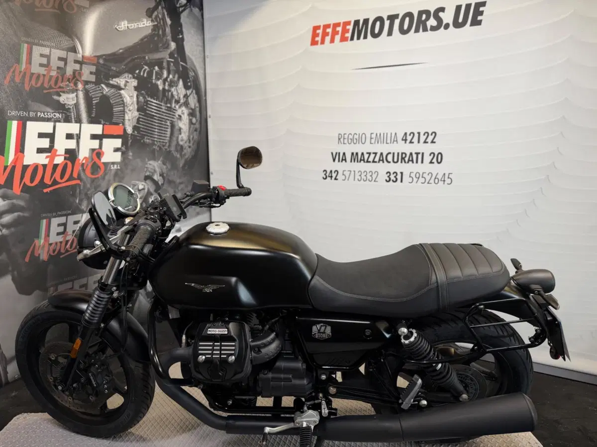 Moto Guzzi V7 Stone (2021 - 24) (7)