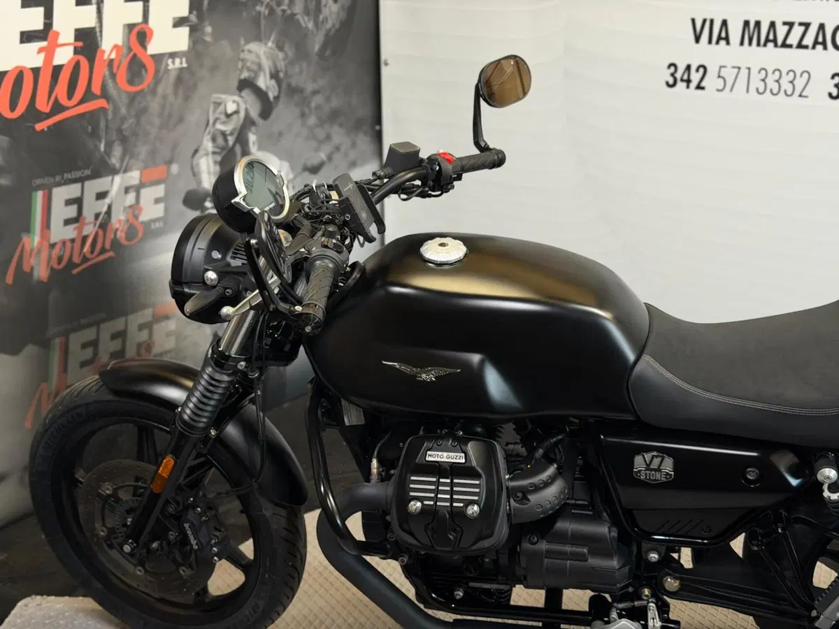 Moto Guzzi V7 Stone (2021 - 24) (8)
