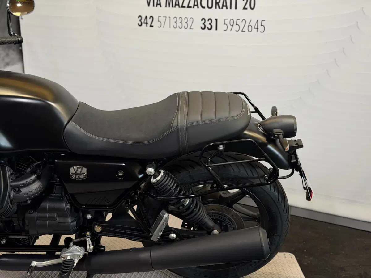 Moto Guzzi V7 Stone (2021 - 24) (9)