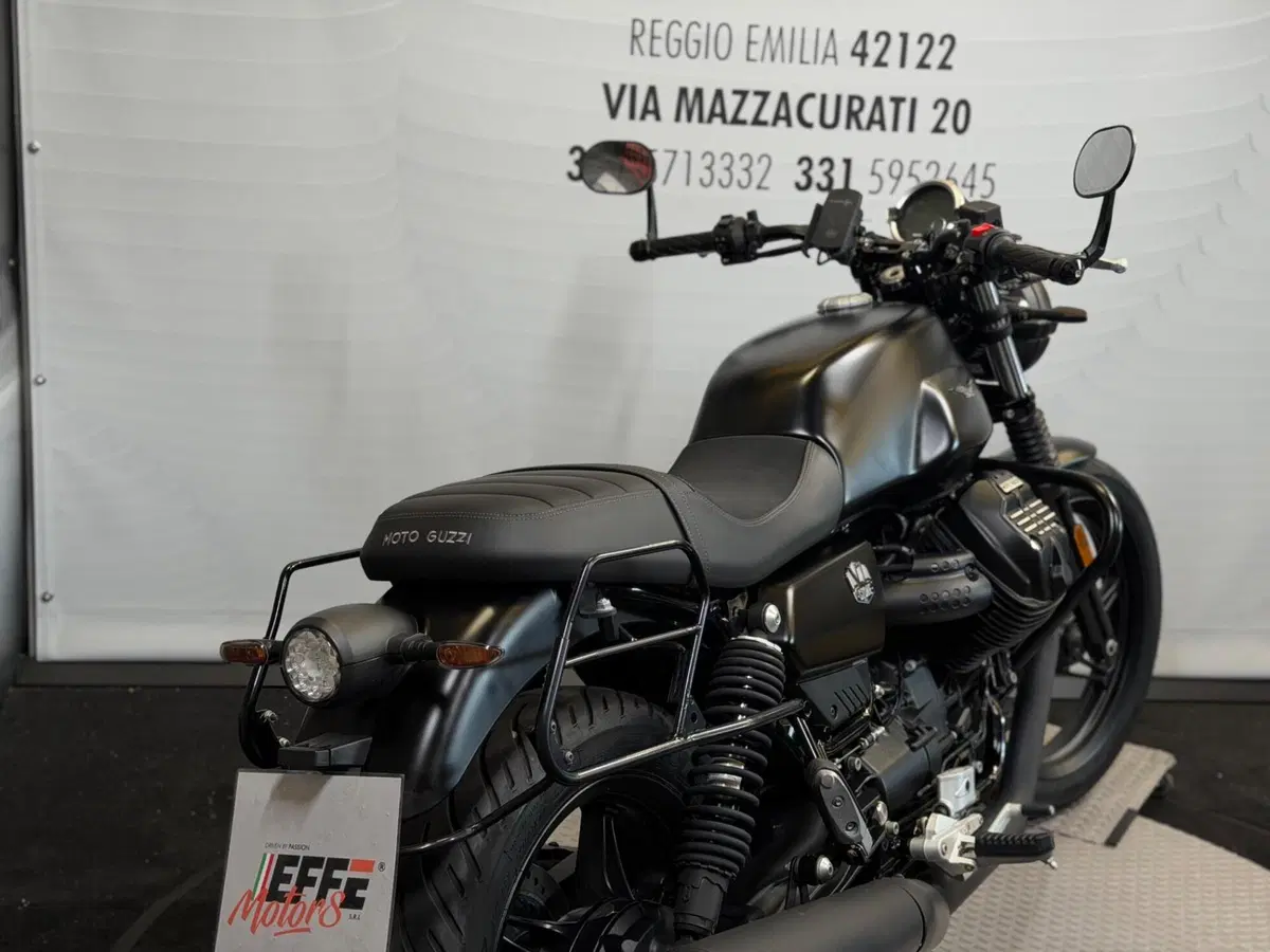Moto Guzzi V7 Stone (2021 - 24) (11)