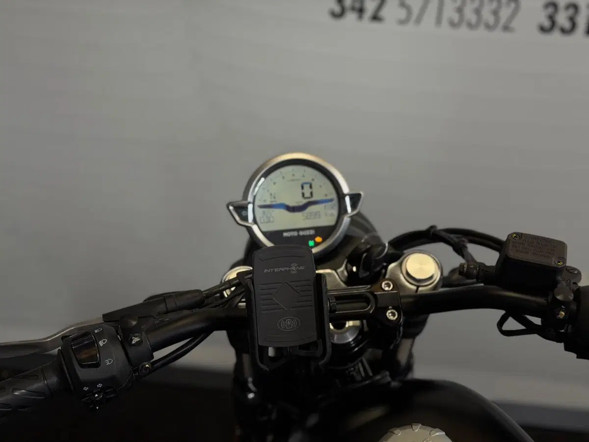 Moto Guzzi V7 Stone (2021 - 24) (12)