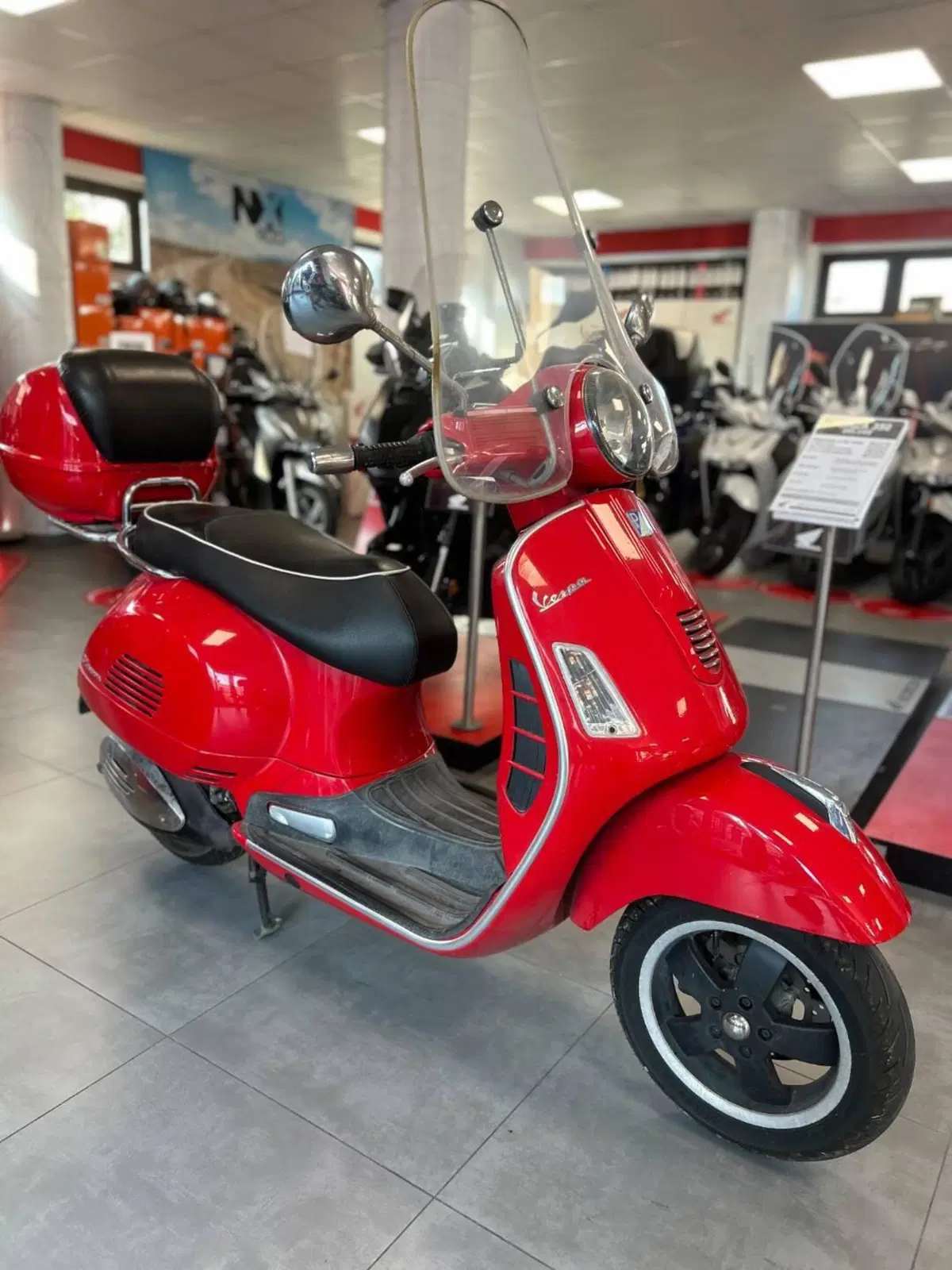 Vespa GTV 300 Via Montenapoleone ABS (2010 - 16) (2)