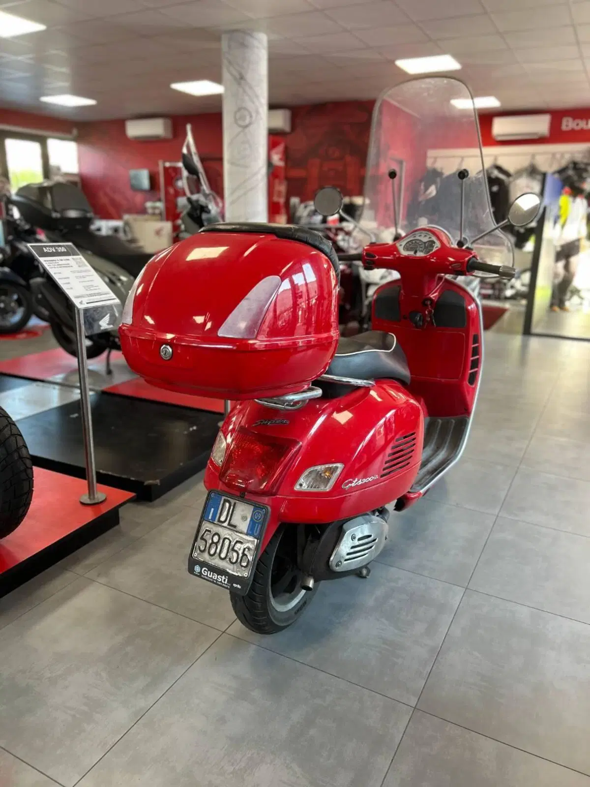 Vespa GTV 300 Via Montenapoleone ABS (2010 - 16) (3)
