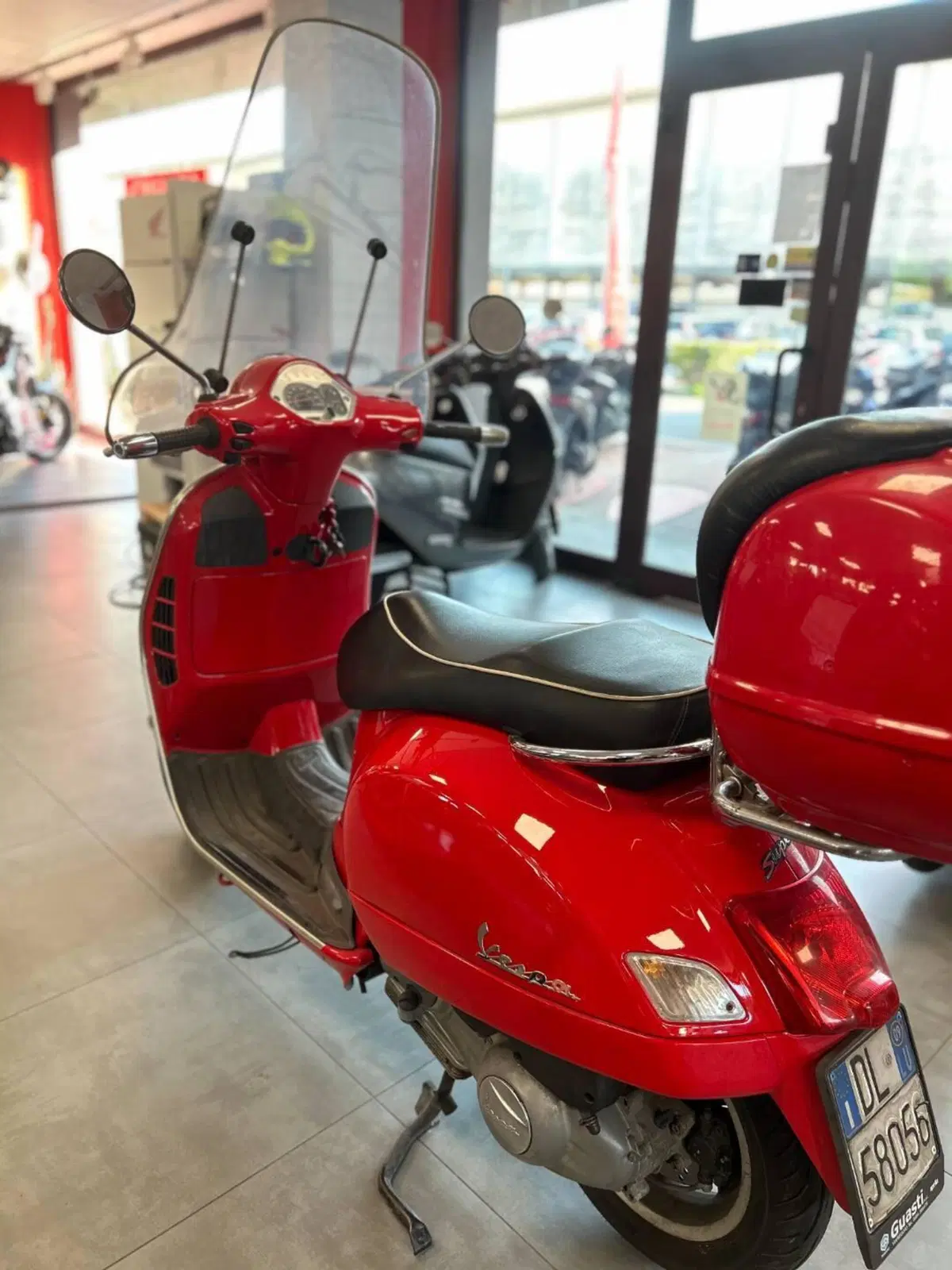 Vespa GTV 300 Via Montenapoleone ABS (2010 - 16) (4)