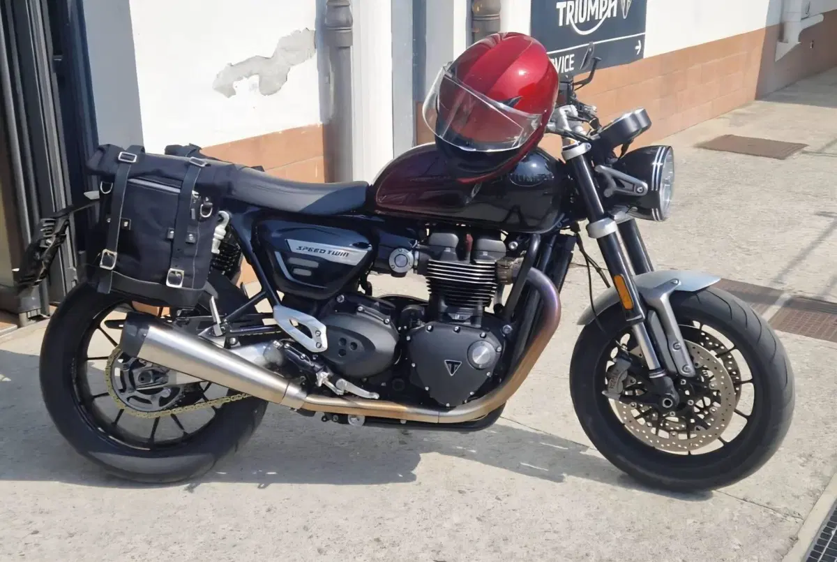 Triumph Speed Twin 1200 Stealth Edition (2024) (4)