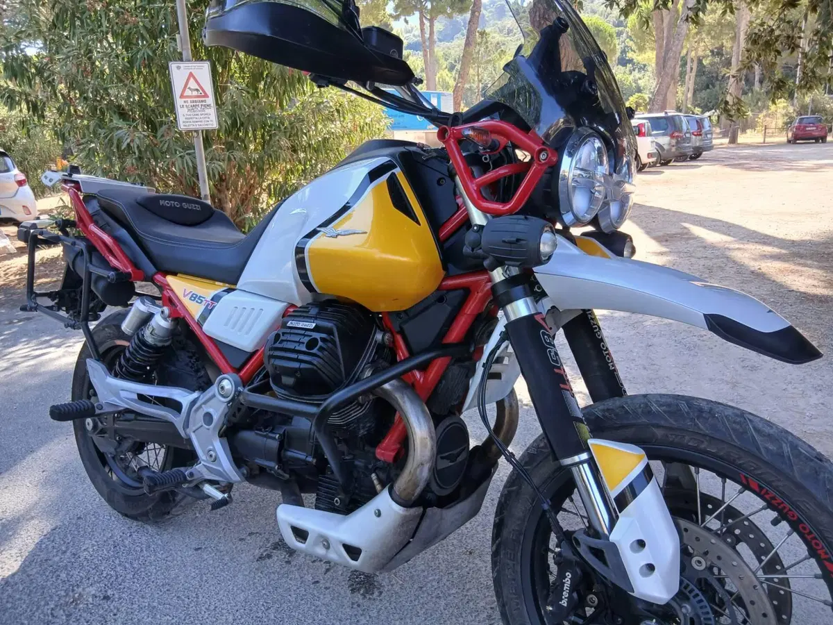 Moto Guzzi V85 TT Evocative Graphics (2019 - 20) (7)