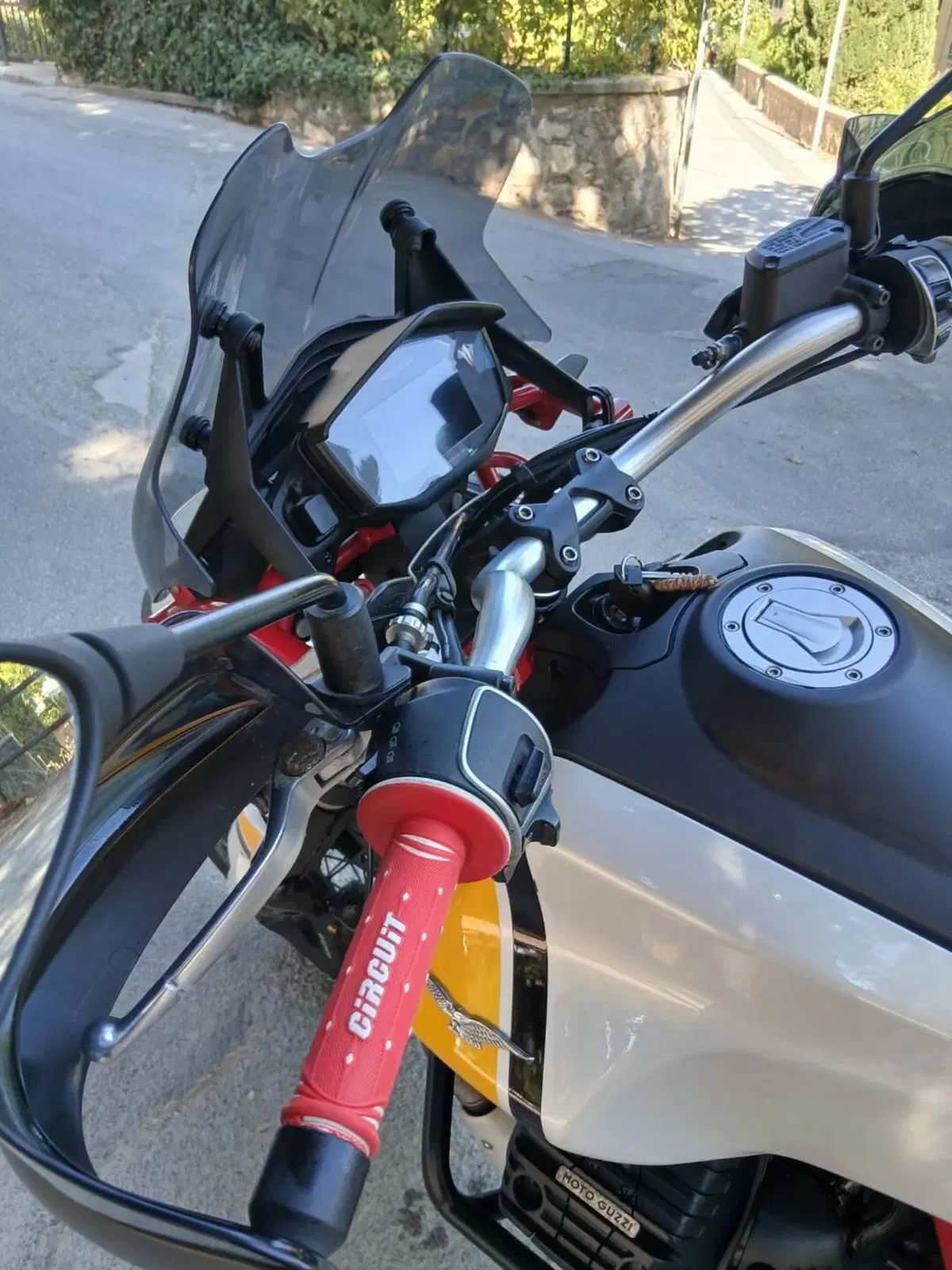 Moto Guzzi V85 TT Evocative Graphics (2019 - 20) (8)