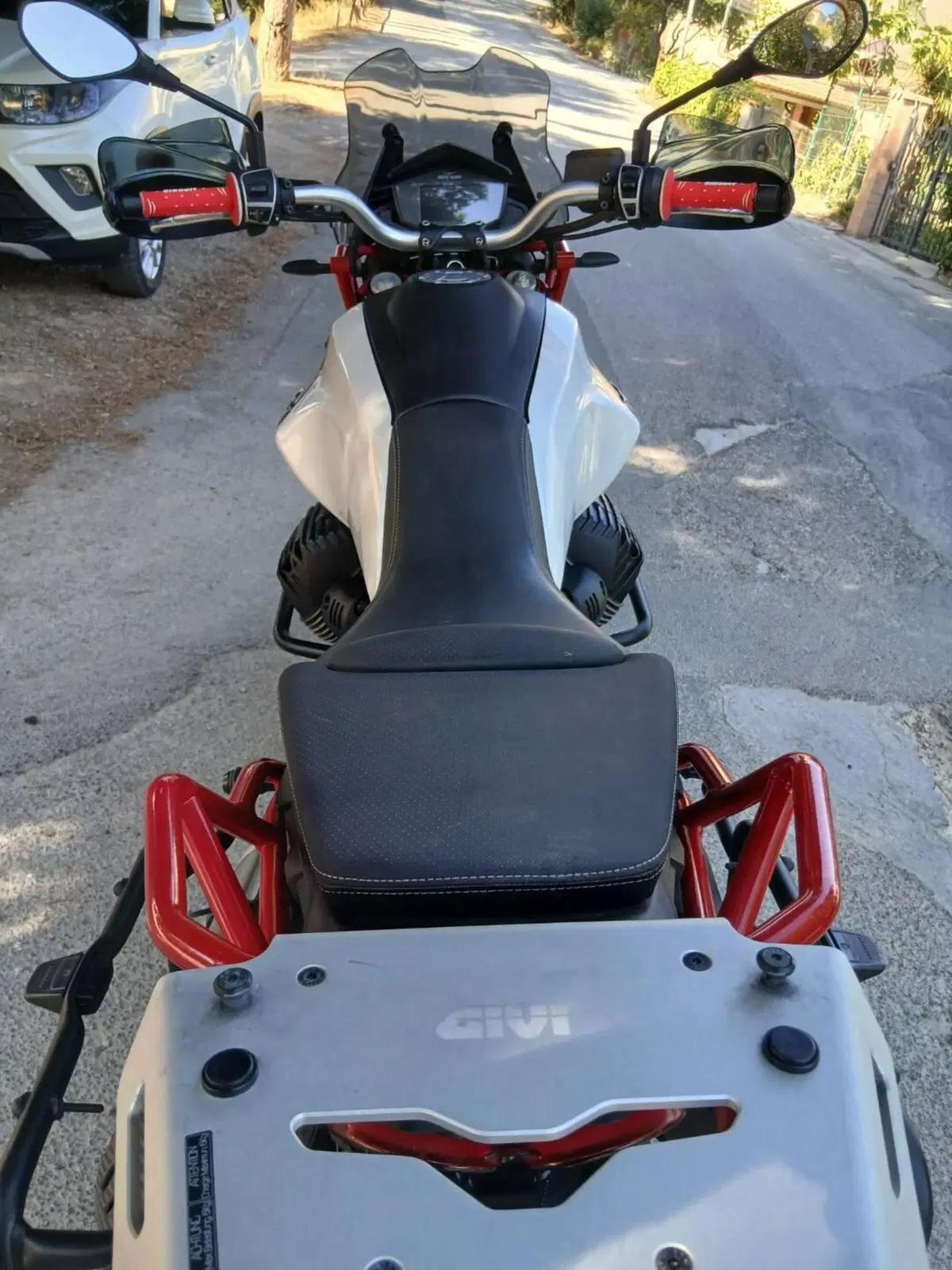 Moto Guzzi V85 TT Evocative Graphics (2019 - 20) (9)
