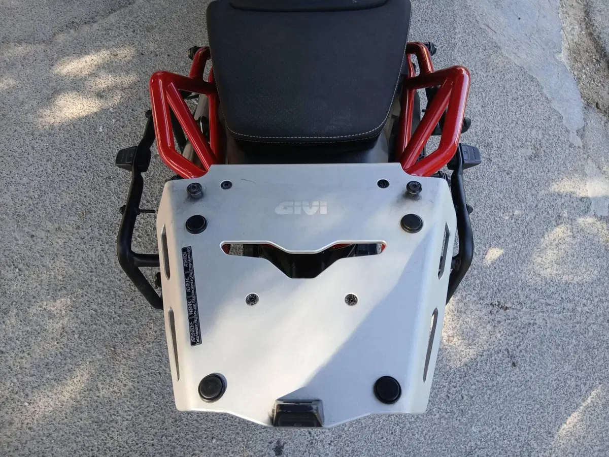 Moto Guzzi V85 TT Evocative Graphics (2019 - 20) (10)