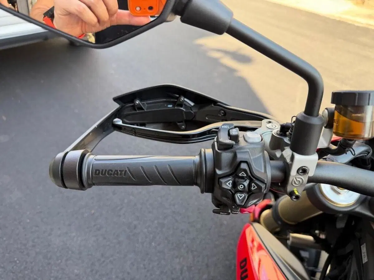 Ducati Hypermotard V2 (2026) (7)