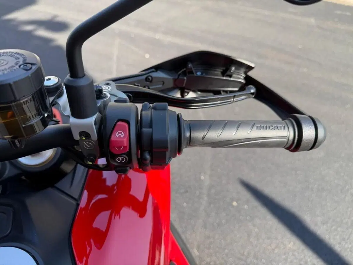 Ducati Hypermotard V2 (2026) (9)