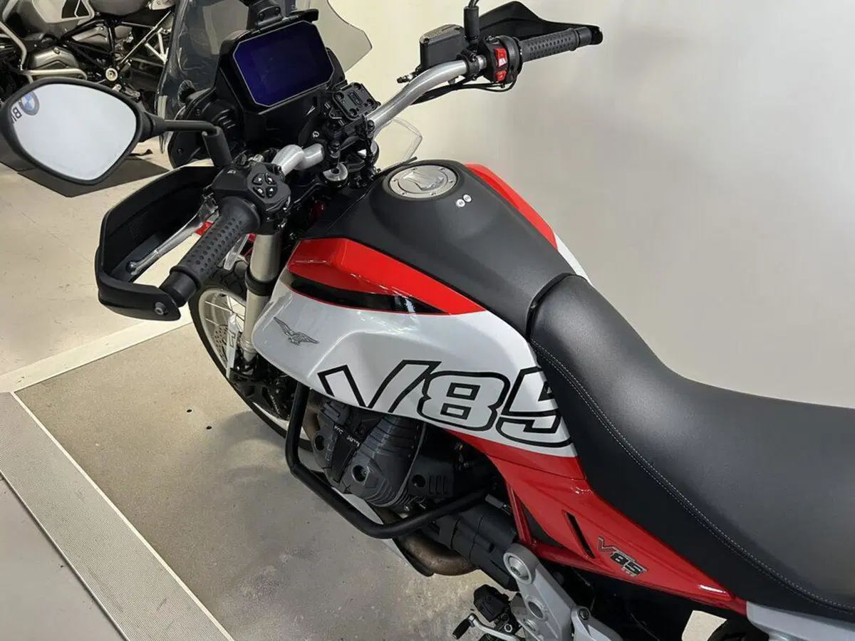 Moto Guzzi V85 TT (2024 - 26) (5)