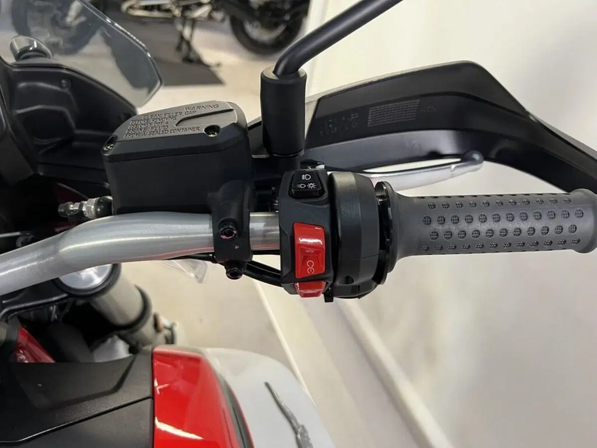 Moto Guzzi V85 TT (2024 - 26) (8)