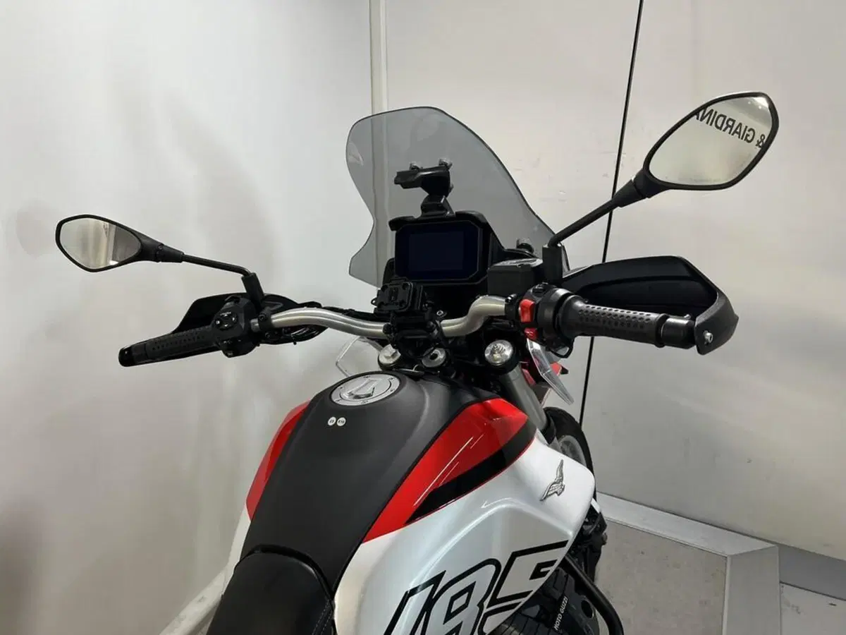 Moto Guzzi V85 TT (2024 - 26) (9)