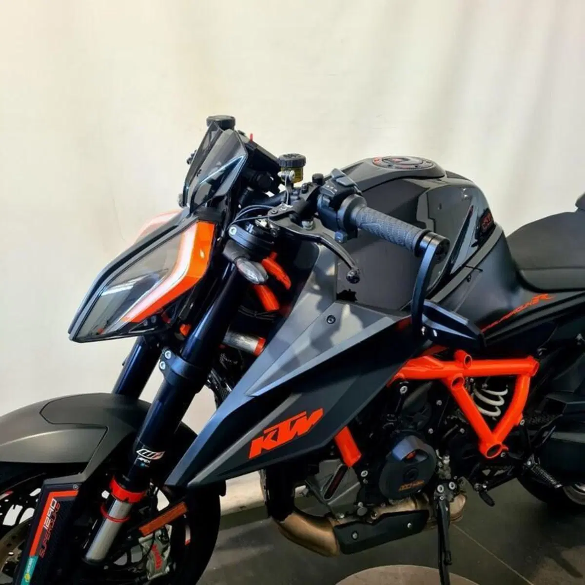 KTM 1290 Super Duke R (2020) (8)