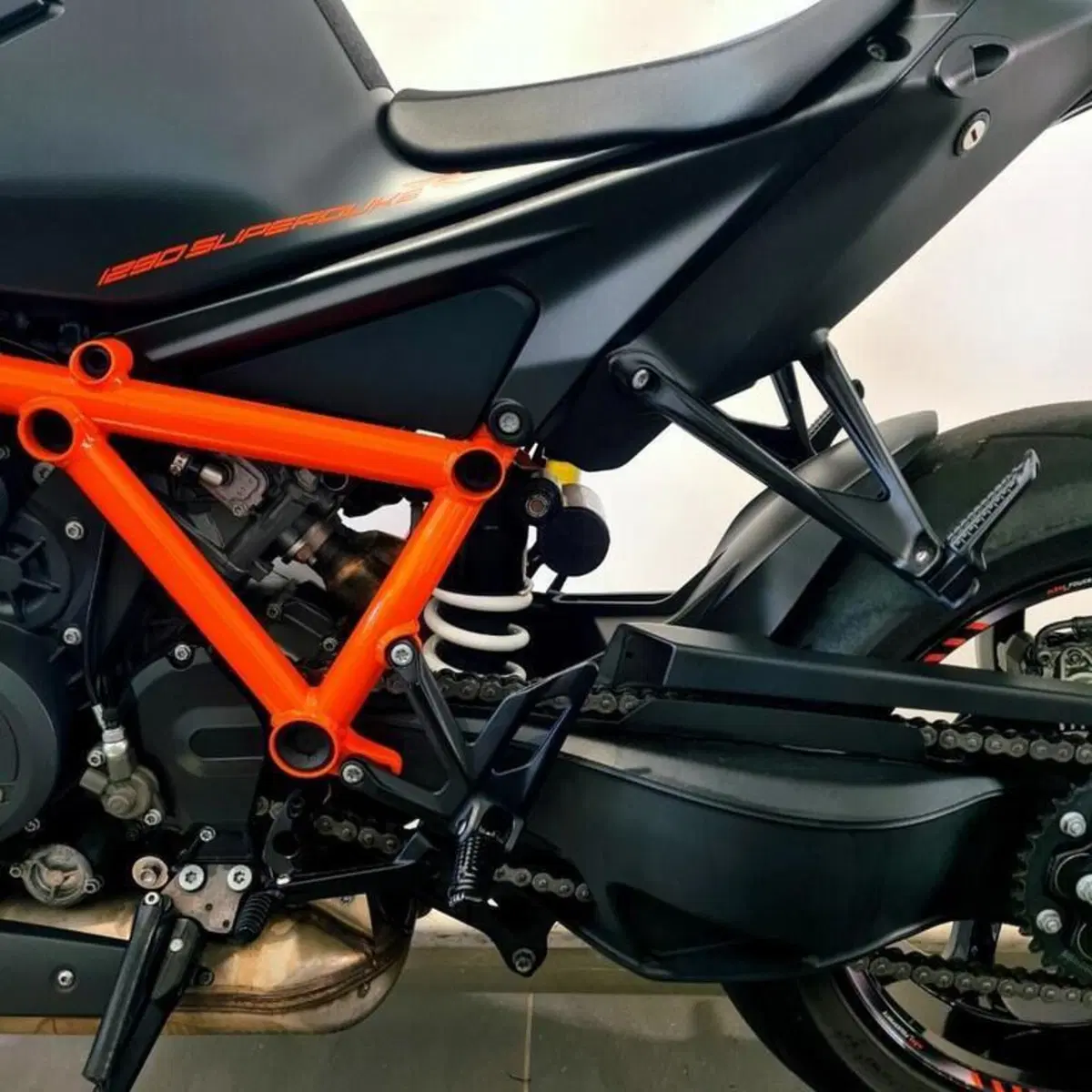 KTM 1290 Super Duke R (2020) (11)