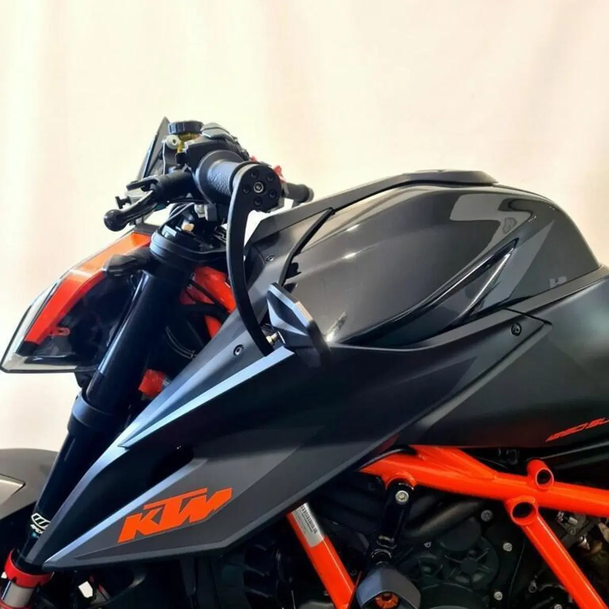 KTM 1290 Super Duke R (2020) (9)