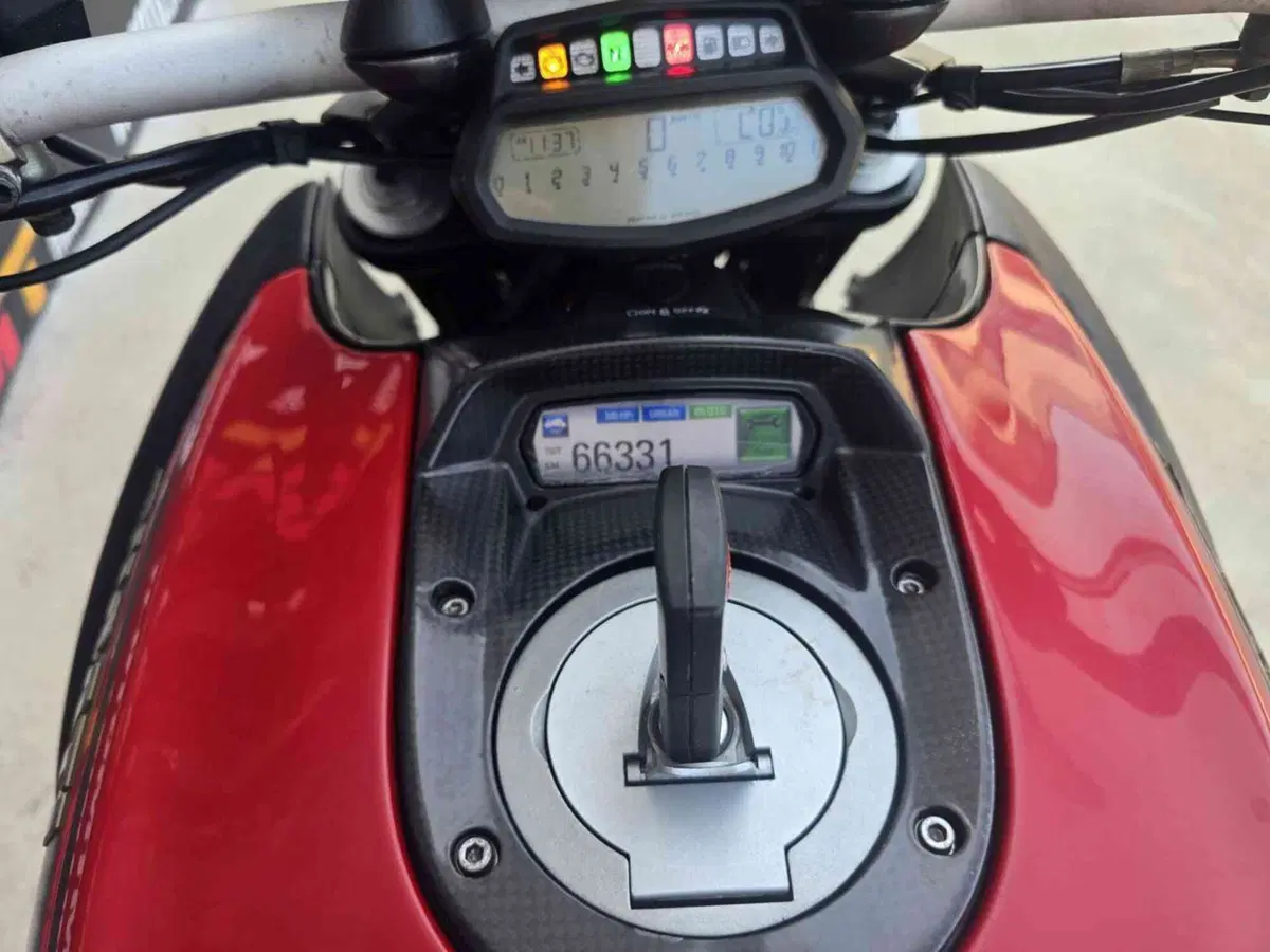 Ducati Diavel 1200 (2010 - 13) (17)