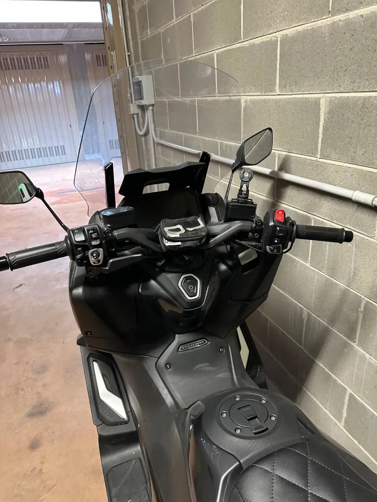 Yamaha T-Max 560 Tech Max (2022 - 24) (3)