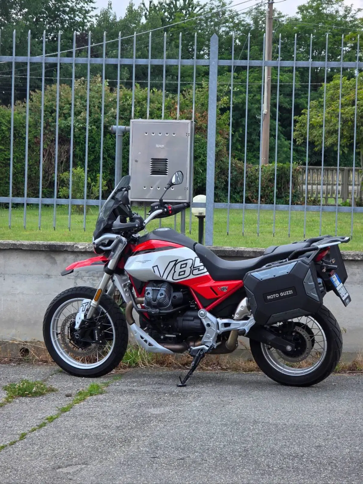 Moto Guzzi V85 TT (2024 - 26) (2)