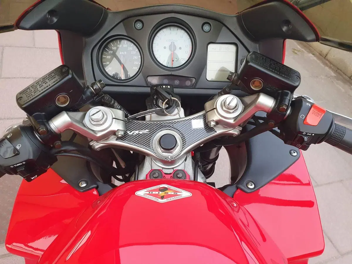 Honda VFR 800 (1998 - 01) (9)
