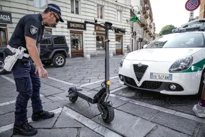 Monopattini elettrici: perch&eacute; l'effetto "catapulta" causa traumi cranici tripli rispetto alla moto