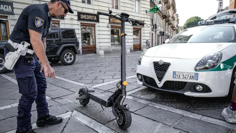 Monopattini elettrici: perch&eacute; l'effetto "catapulta" causa traumi cranici tripli rispetto alla moto