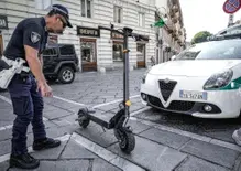 Monopattini elettrici: perché l'effetto catapulta causa traumi cranici tripli rispetto alla moto