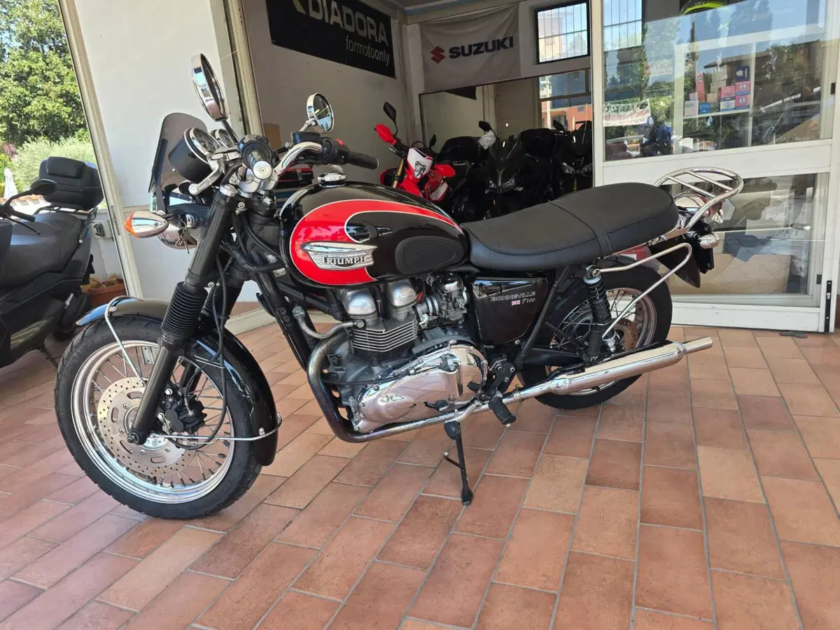 Triumph Bonneville T100 (2001 - 07) (2)