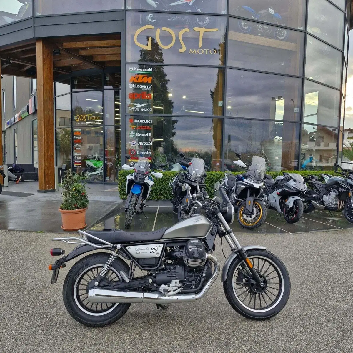 Moto Guzzi V9 Roamer (2021 - 24)