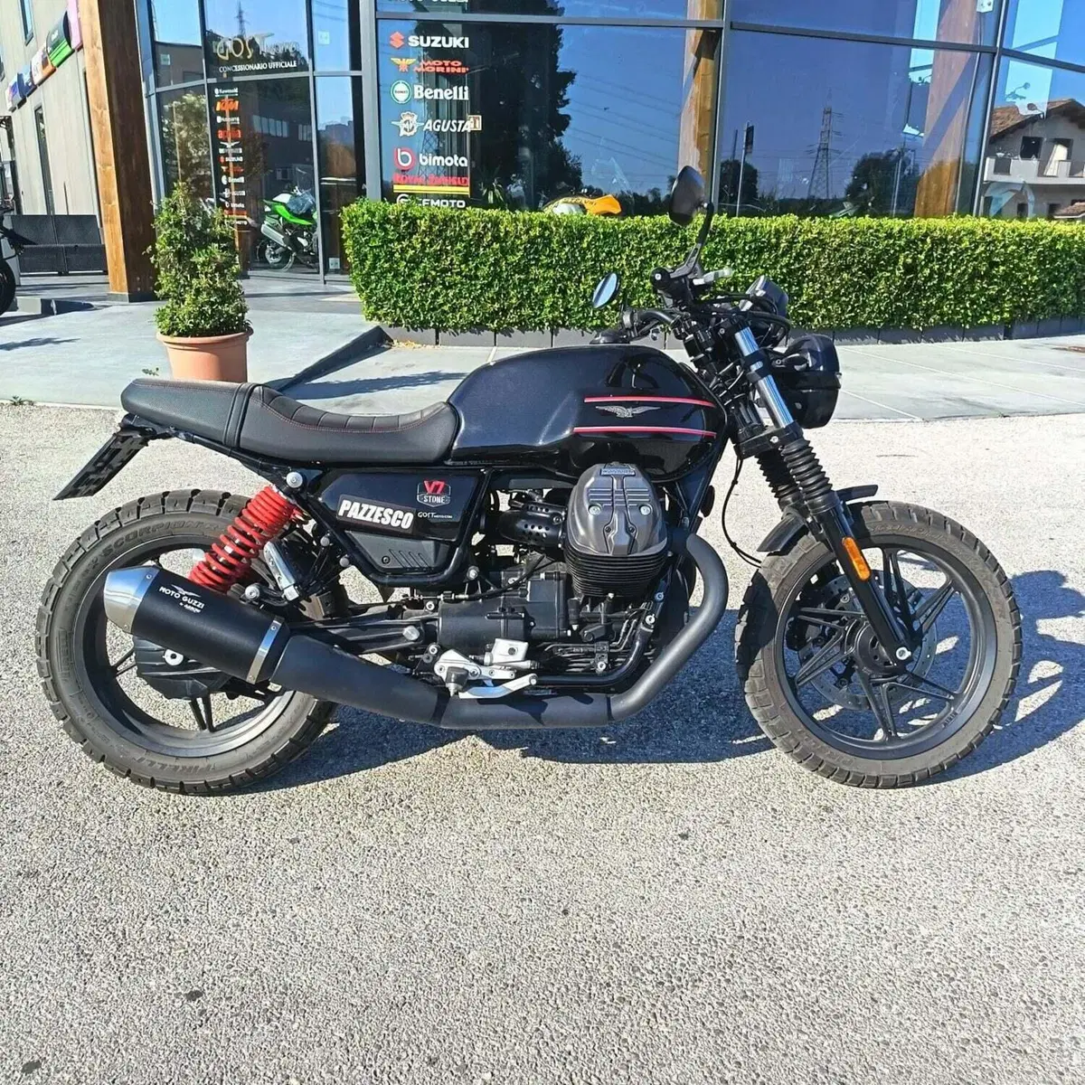 Moto Guzzi V7 Stone Special Edition (2022 - 25) (2)