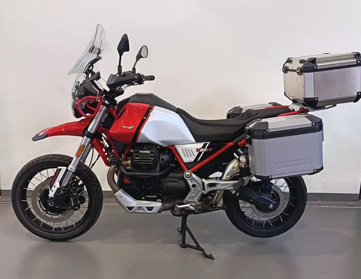 Moto Guzzi V85 TT Evocative Graphics (2021 - 23)