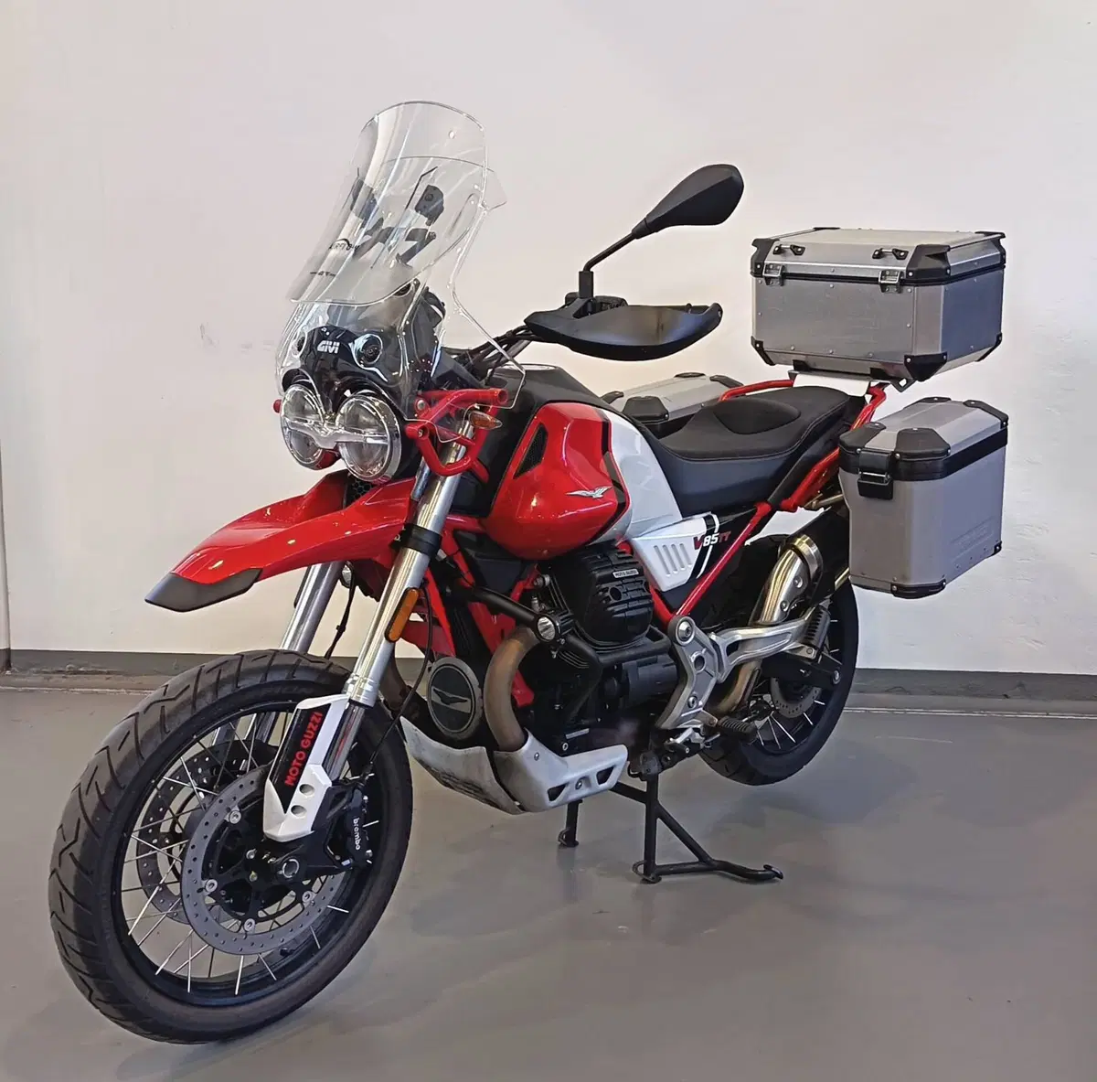Moto Guzzi V85 TT Evocative Graphics (2021 - 23) (2)