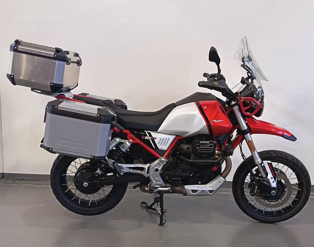 Moto Guzzi V85 TT Evocative Graphics (2021 - 23) (4)