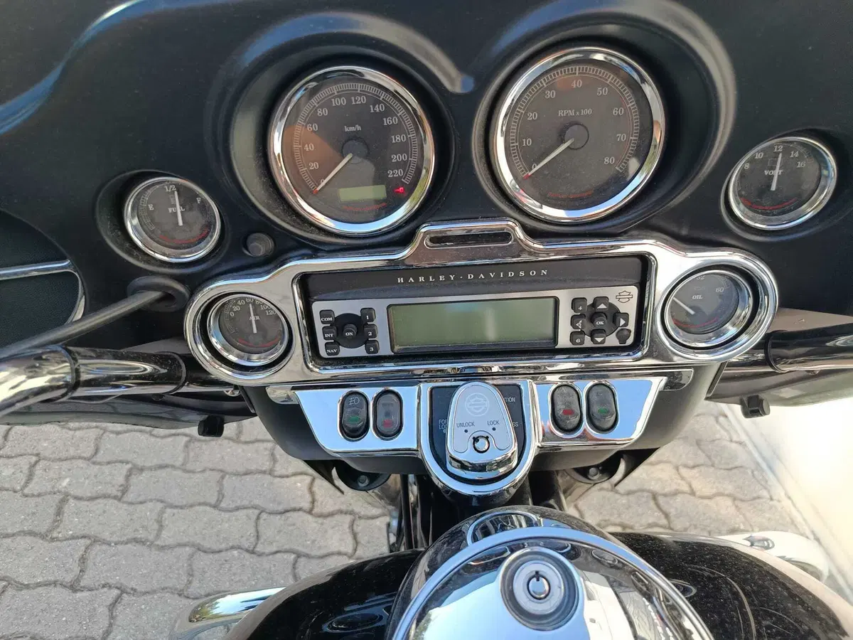 Harley-Davidson 1690 Electra Glide Ultra Classic (2014 - 16) - FLHTCU (9)
