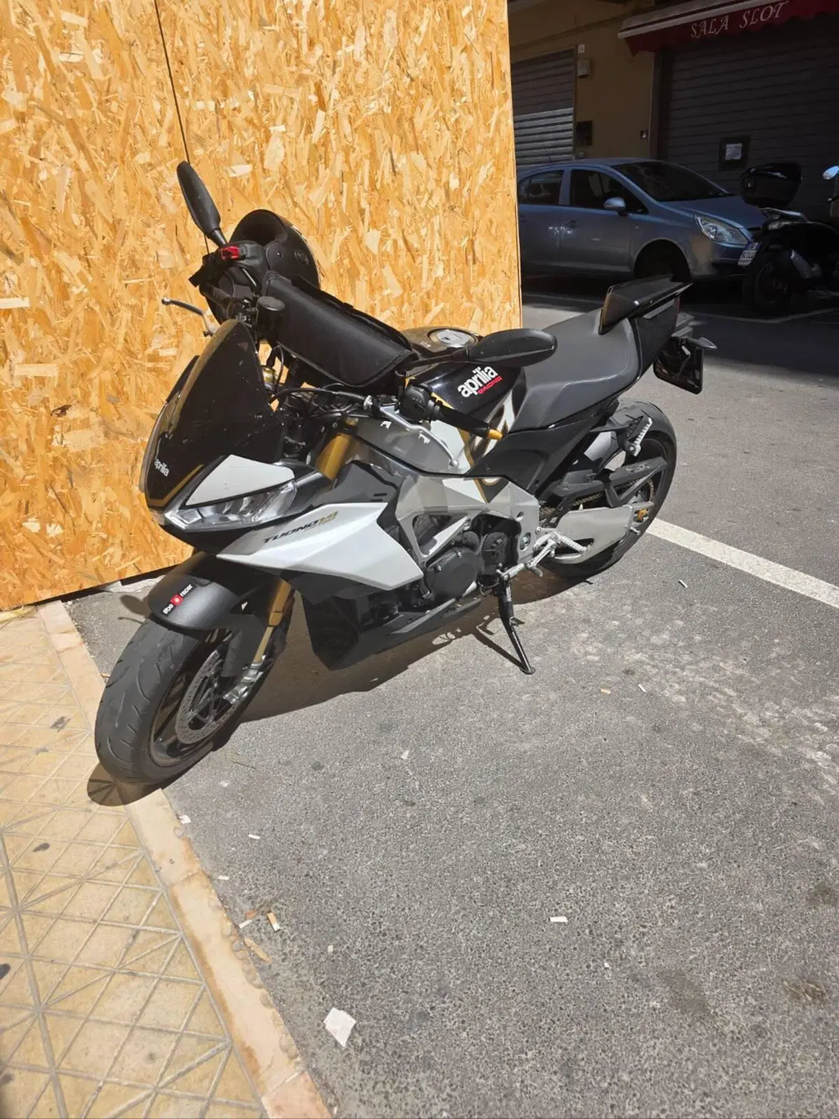 Aprilia Tuono V4 Factory (2021 - 24) (3)