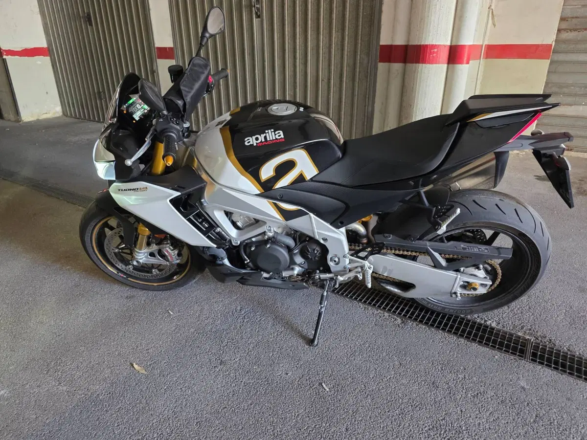Aprilia Tuono V4 Factory (2021 - 24) (5)