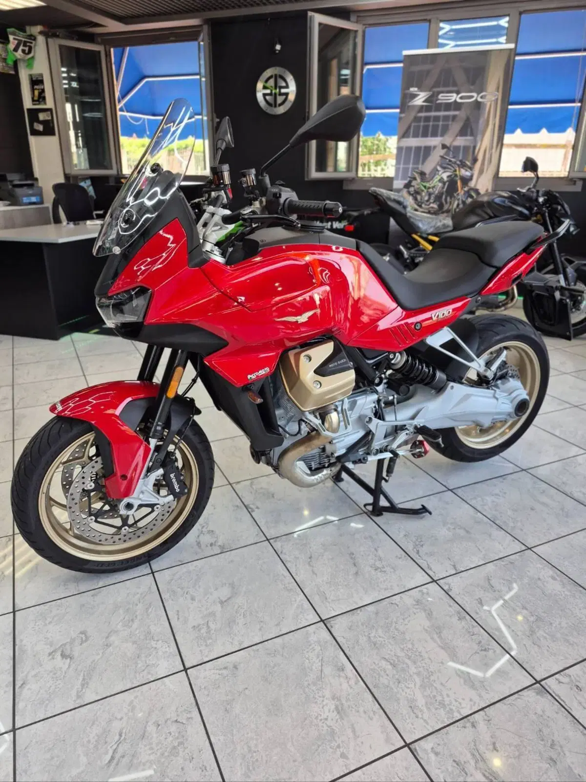Moto Guzzi V100 Mandello (2022 - 24)