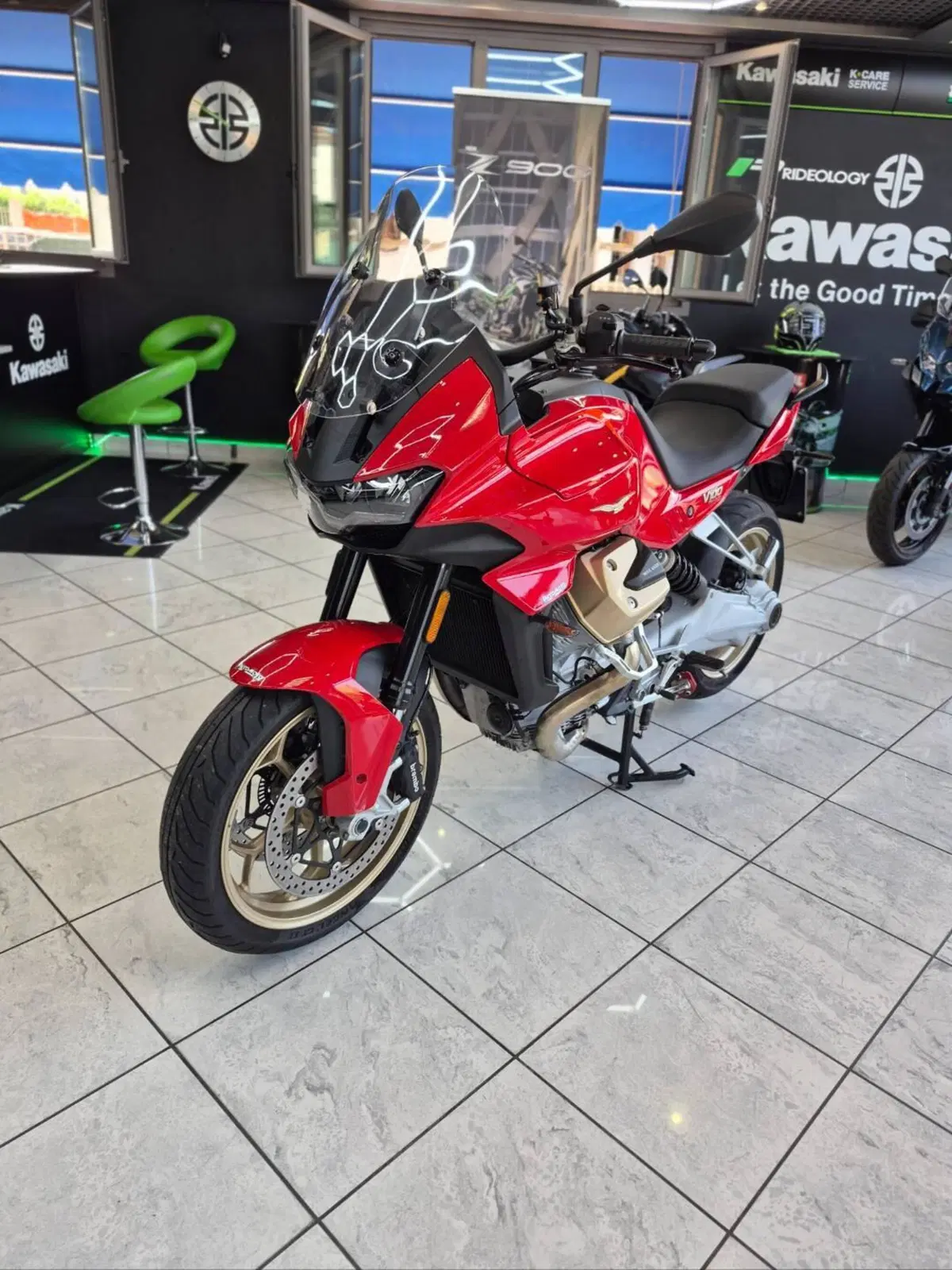 Moto Guzzi V100 Mandello (2022 - 24) (2)