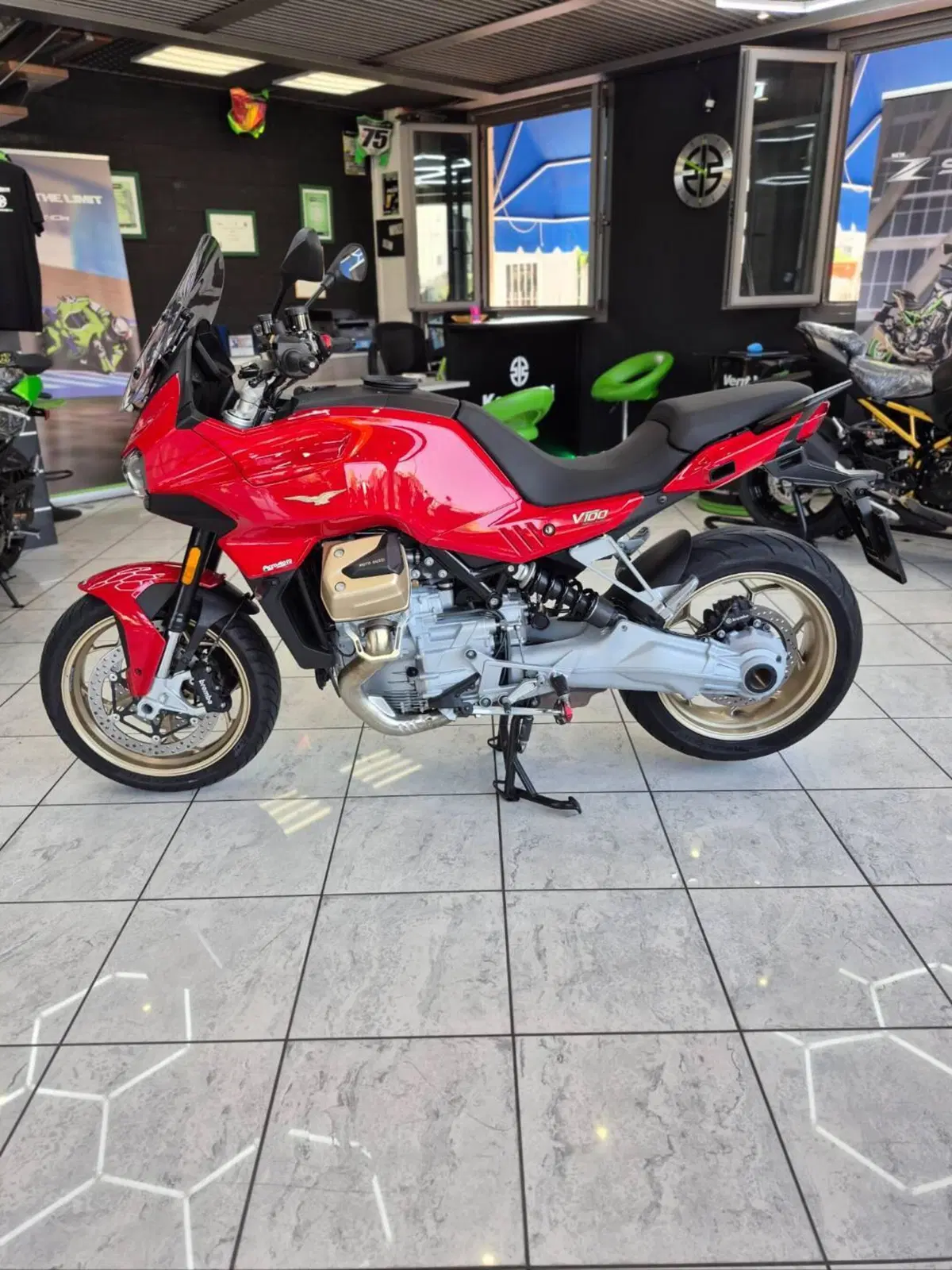 Moto Guzzi V100 Mandello (2022 - 24) (3)