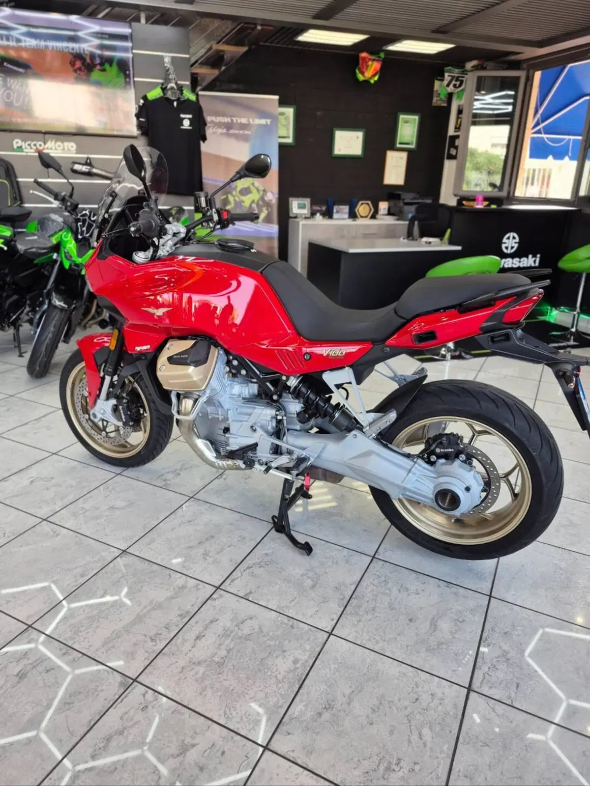 Moto Guzzi V100 Mandello (2022 - 24) (4)