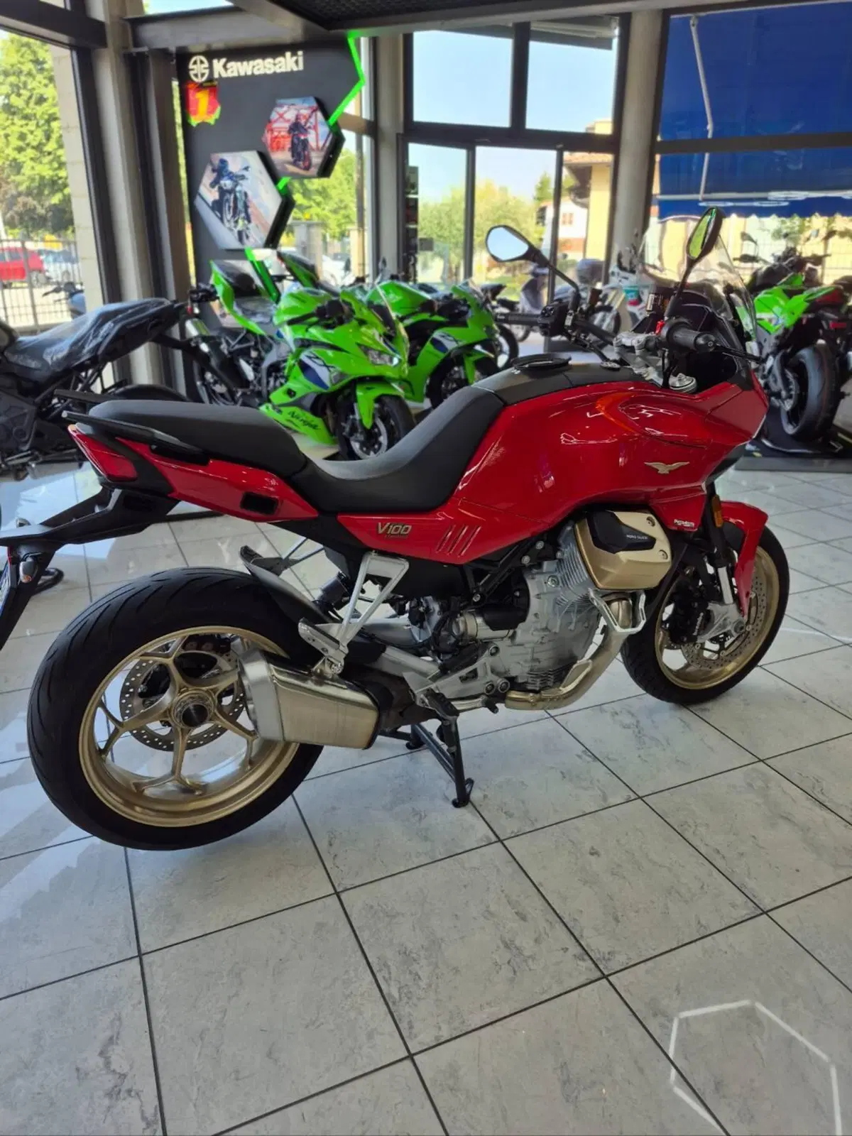 Moto Guzzi V100 Mandello (2022 - 24) (5)